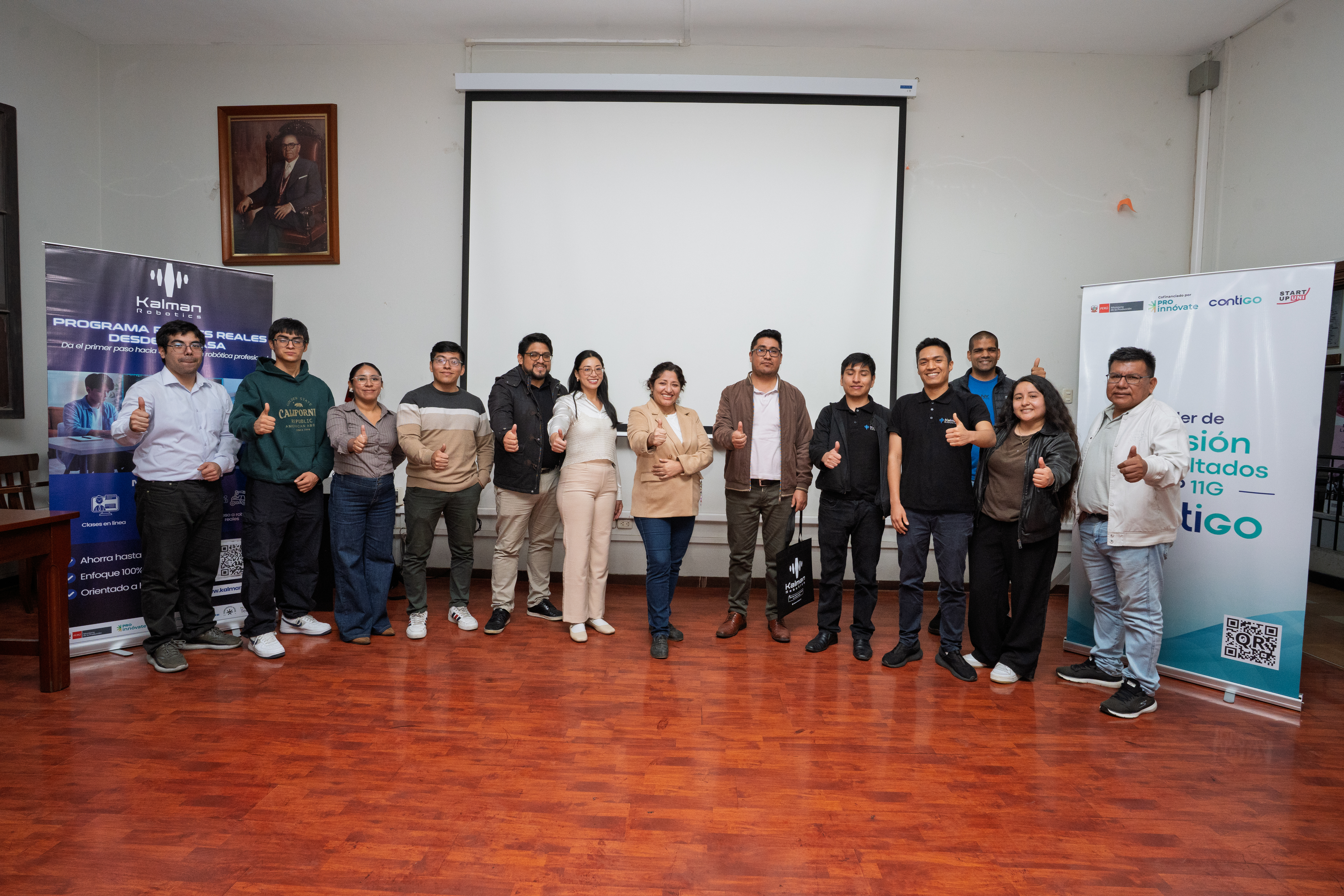 Autoridades de la UNI y asistentes durante la jornada de difusión de resultados de Gato ERP y Kalman Robotics