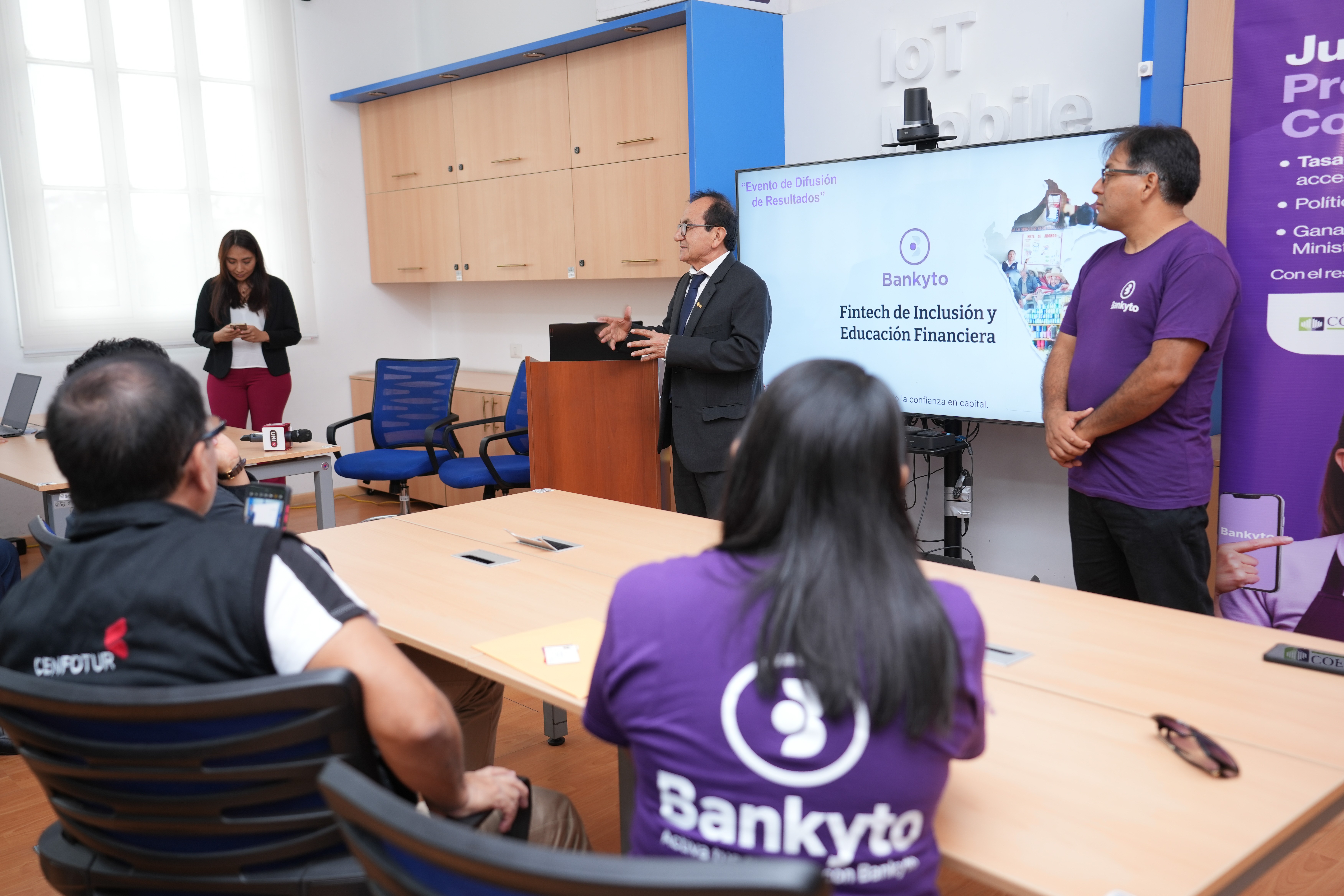Autoridades durante la presentación de resultados de Bankito