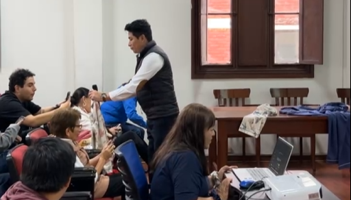 Demostración en vivo del escaneo del código QR incorporado a las pijamas de Kusa Cotton Perú
