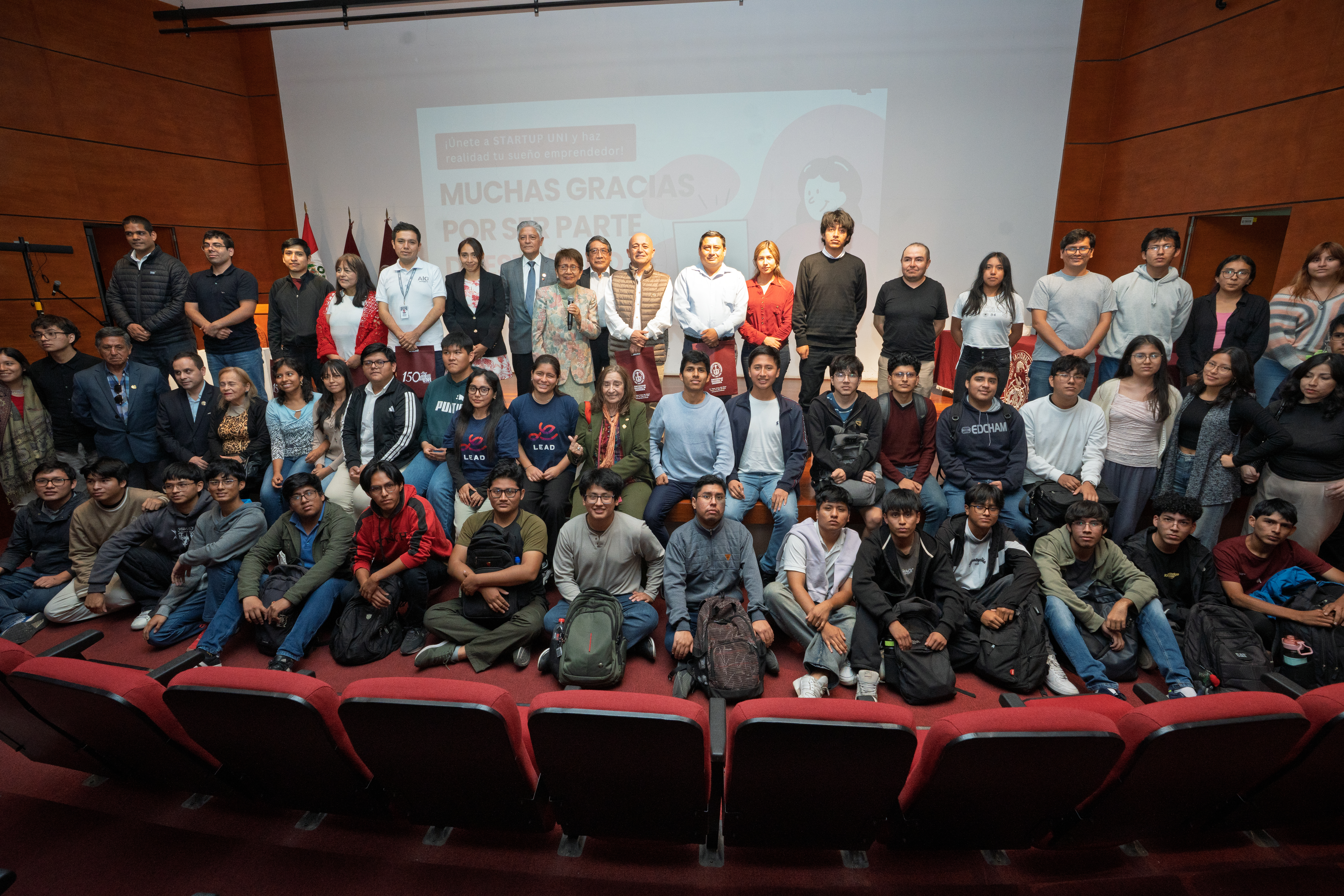 Autoridades de UNI y SNI en la foto protocolar del evento
