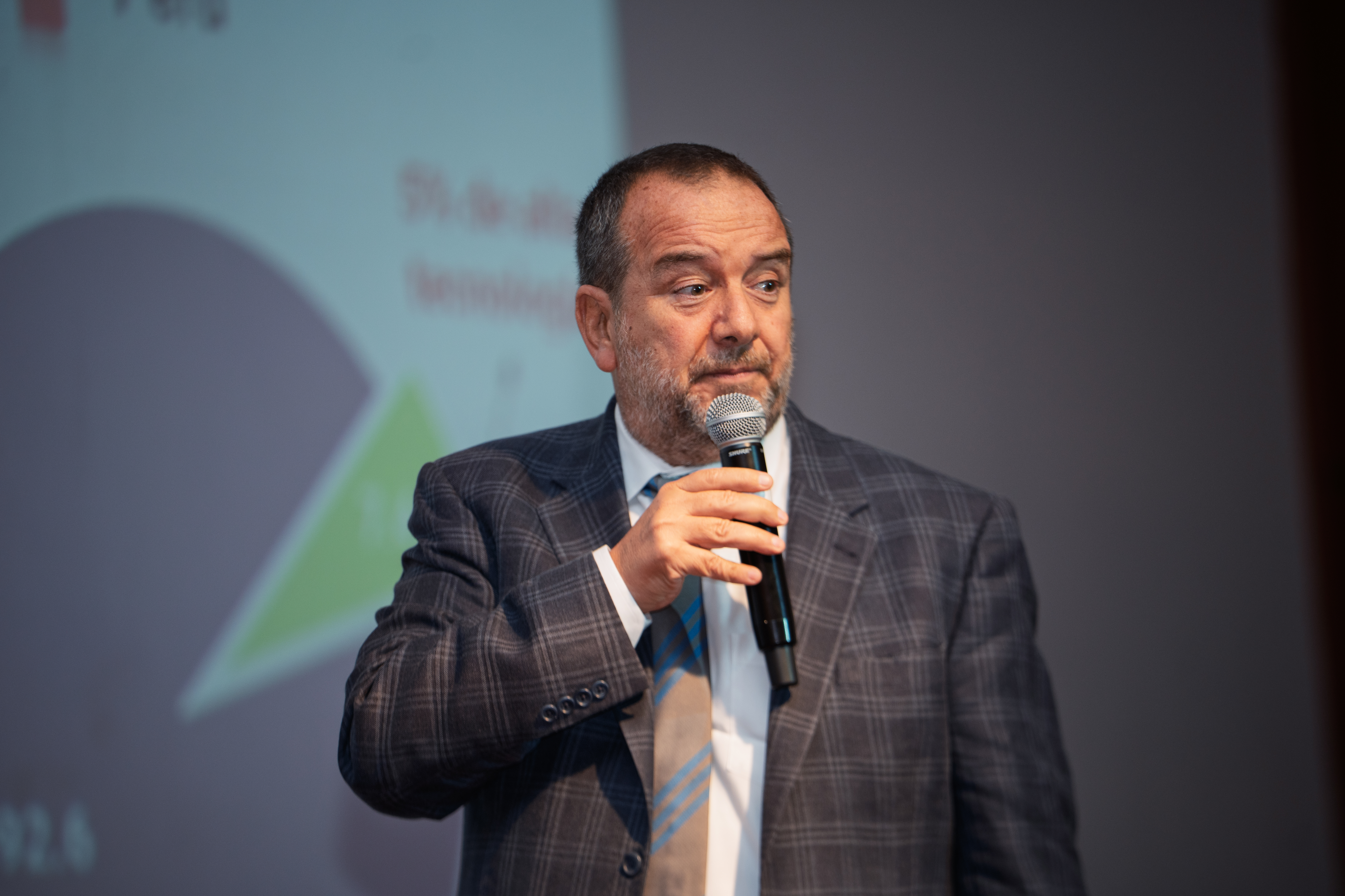 Luis Salazar Steiger presentando datos de la industria peruana