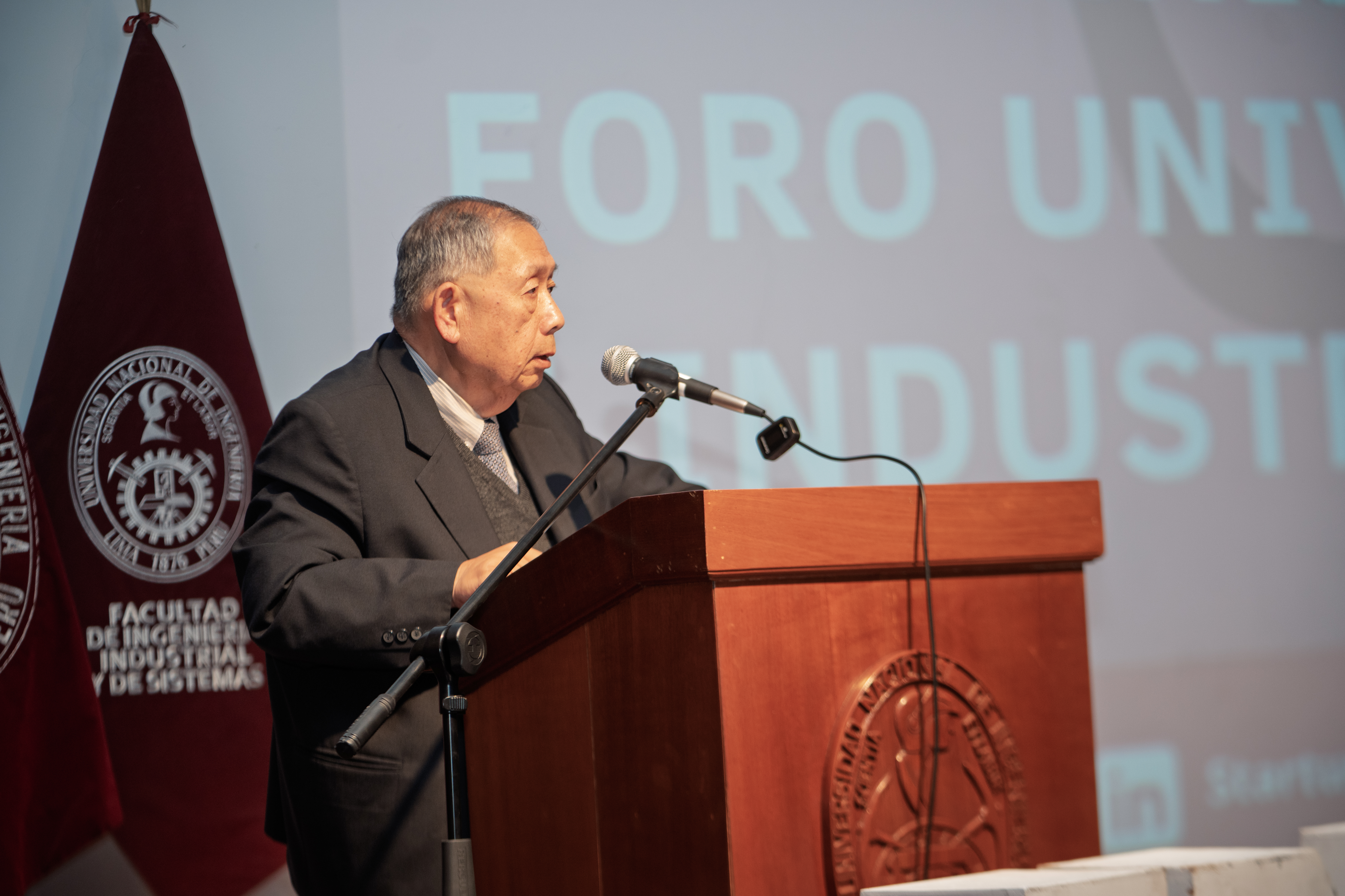 Román Miu Won exponiendo en el foro