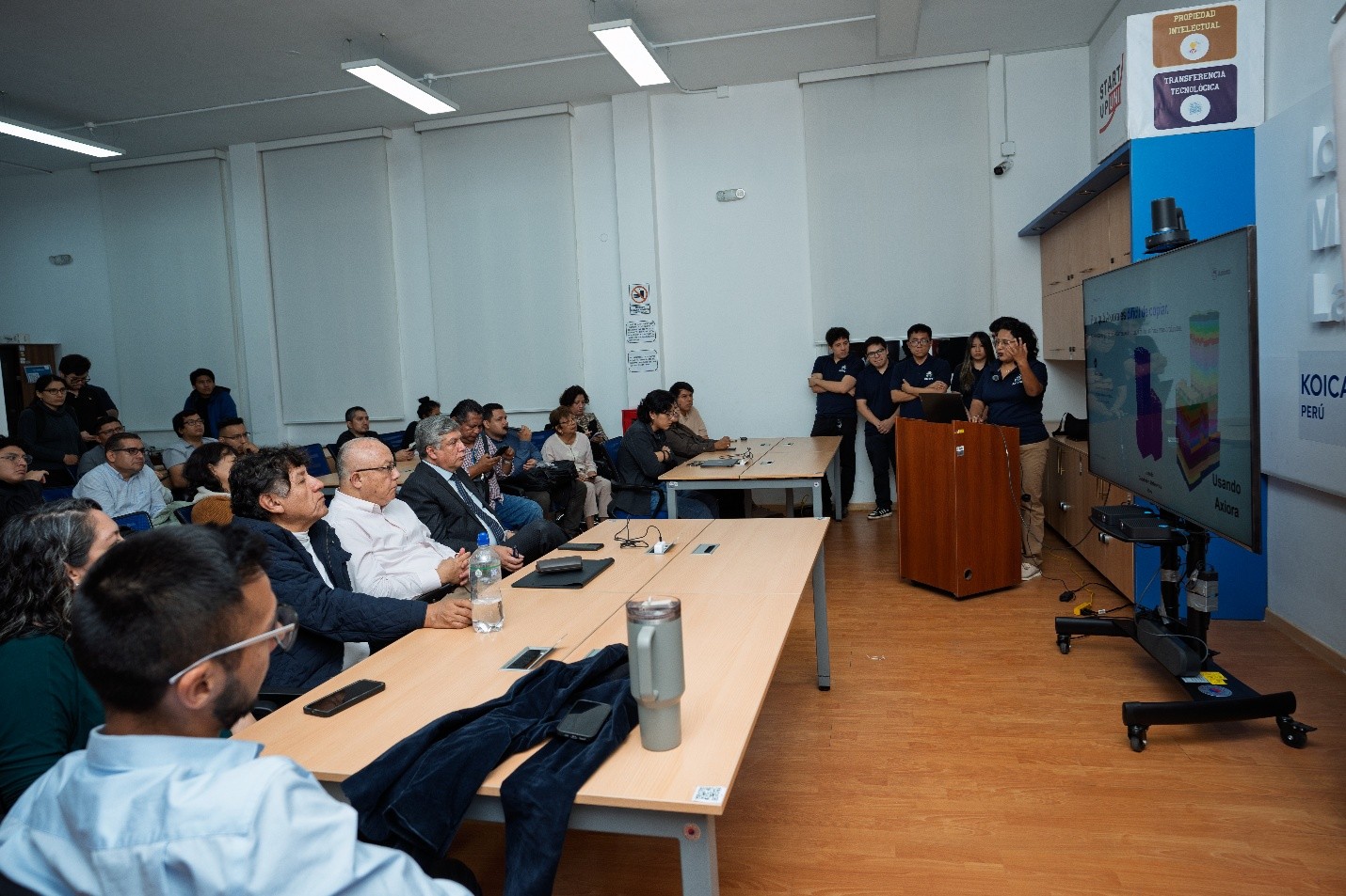 Erika Valle exponiendo Axiora AI